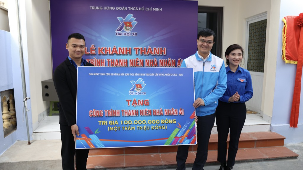 Bí thư thứ nhất Trung ương Đoàn BÙi Quang Huy trao kinh phí hỗ trợ xây nhà Nhân ái cho bạn Nguyễn Huy Hoàng