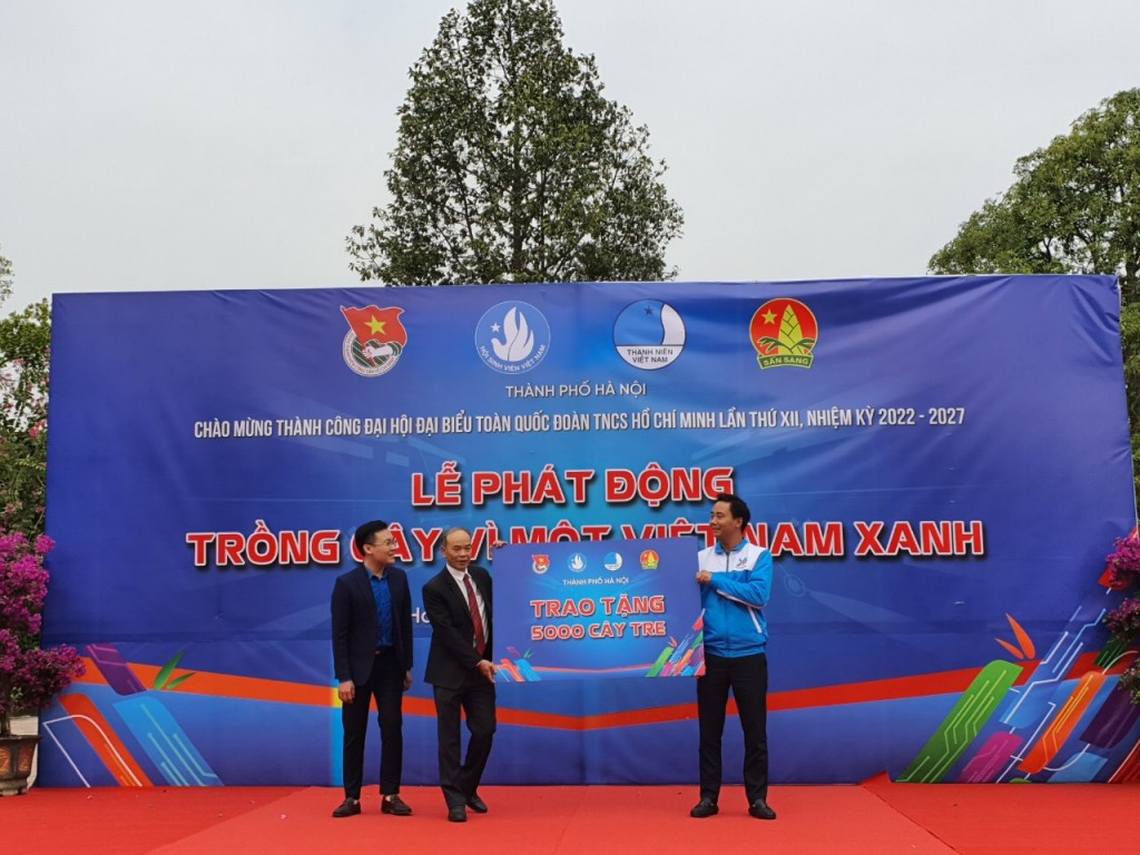 Phó Bí thư Thường trực Thành đoàn trao tặng 5.000 cây tre cho đại diện huyện Gia Lâm