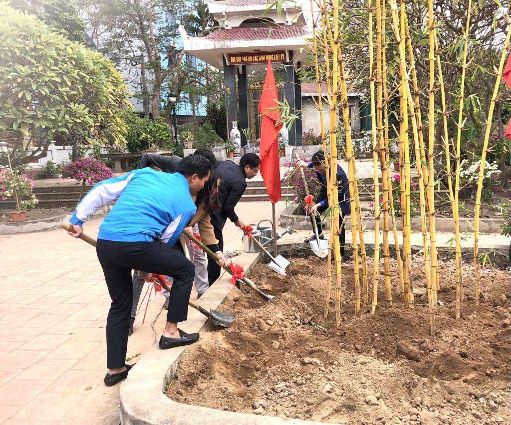 Lãnh đạo Thành đoàn Hà Nội và huyện Gia Lâm trồng tre trong khuôn viên Đình Hà Mã