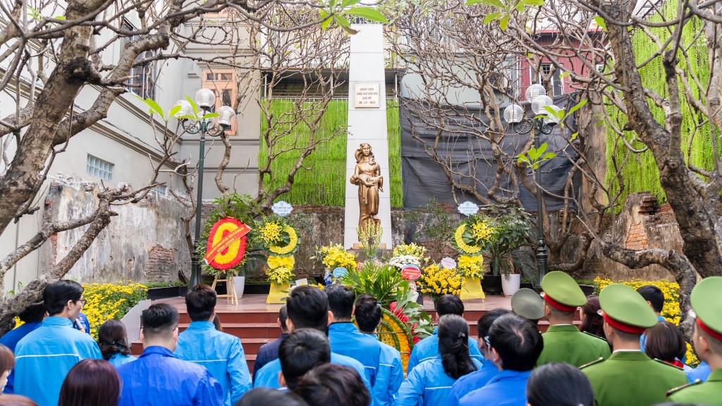 Hoạt động dâng hương tại Đài tưởng niệm Khâm Thiên là một trong những cách giúp thế hệ trẻ nhớ tới công ơn của những người đi trước