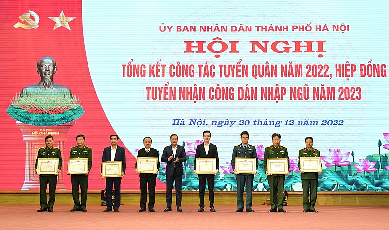 Phó Chủ tịch Thường trực UBND thành phố Lê Hồng Sơn trao thưởng cho các tập thể tiêu biểu.