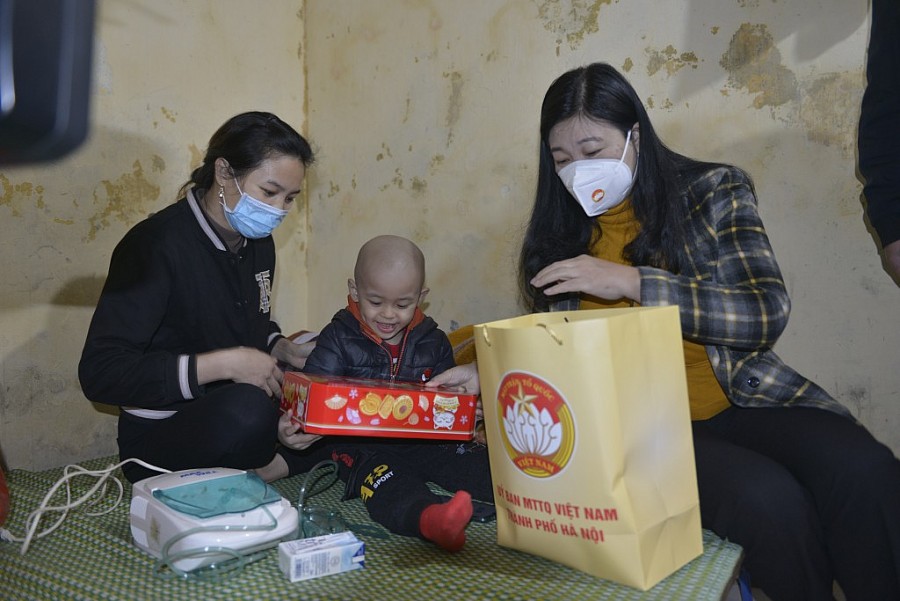 Bà Nguyễn Lan Hương - Chủ tịch Ủy ban MTTQ thành phố Hà Nội tặng quà cho trẻ em đang điều trị tại Bệnh viện Nhi Trung ương
