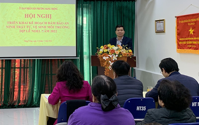 Ông Đặng Minh Tuấn, Chủ tịch UBND phường Hàng Trống quán triệt kế hoạch bảo đảm an ninh trật tự lễ Noel năm 2022