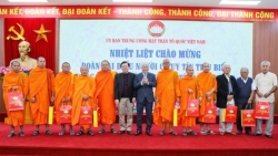 nguoi co uy tin trong dong bao dan toc thieu so la quotchat keoquot dac biet gan ket dang voi nhan dan