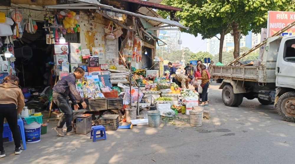 Phường Yên Hoà (Cầu Giấy): Xử lý "điểm nóng" trật tự đô thị, vật dụng bị thu giữ đầy hai xe tải