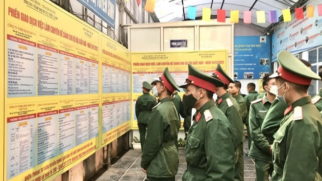 Lực lượng quân nhân sắp hoàn thành nghĩa vụ quân sự  tìm hiểu thông tin tuyển dụng lao động tại Sàn Giao dịch việc làm 215 phố Trung Kính, Cầu Giấy, Hà Nội