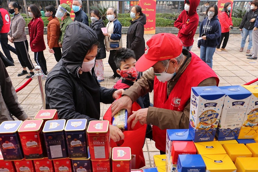 Những phần quà ý nghĩa sẽ được các cấp Hội Chữ thập đỏ thành phố Hà Nội trao cho người dân có hoàn cảnh khó khăn