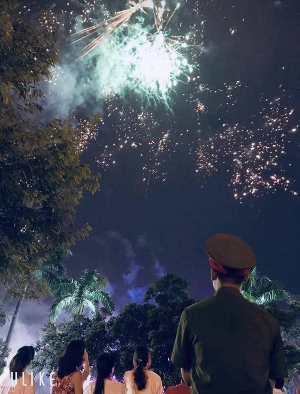 Người dân ở Hà Nội xem bắn pháo hoa 