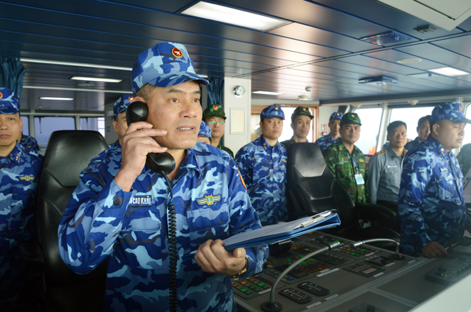 Đại tá Lương Cao Khải điện đàm với chỉ huy trưởng lực lượng tuần tra liên hợp Trung Quốc Lưu Thiêm Vinh.