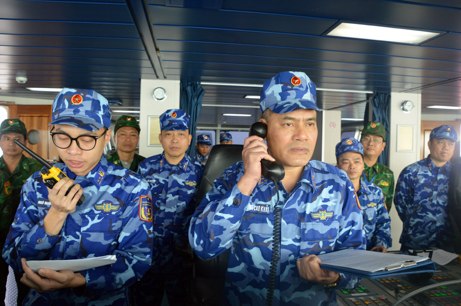 Đại tá Lương Cao Khải điện đàm tổng kết chuyến công tác.
