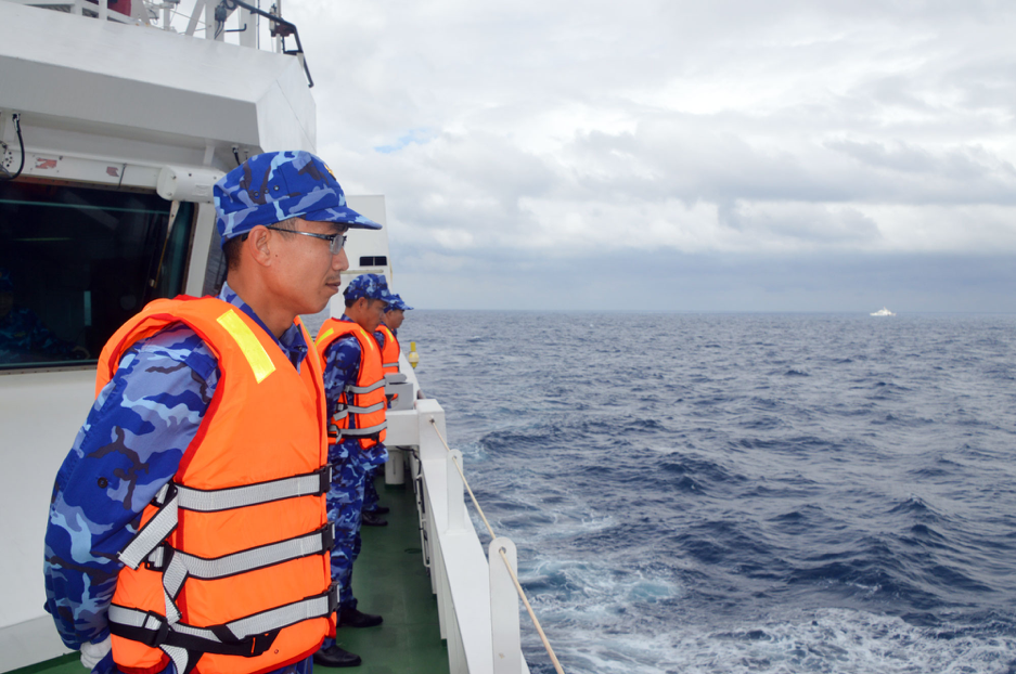  Cảnh sát biển Việt Nam thực hiện nghi thức chào tạm biệt, kết thúc chuyến tuần tra liên hợp.