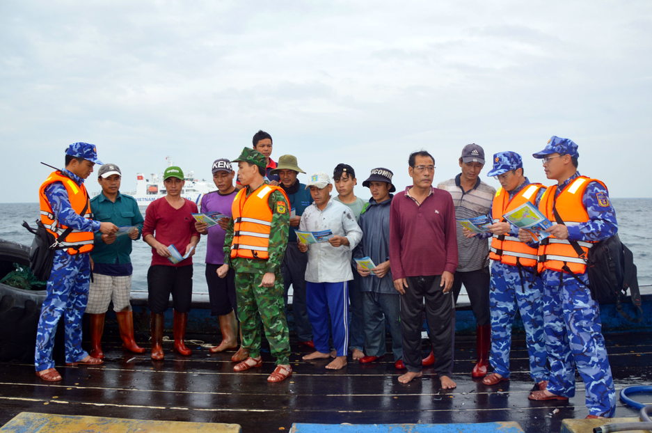  Lực lượng liên ngành tuyên truyền IUU cho ngư dân Thái Bình trên vùng biển lân cận đường phân định Vịnh Bắc Bộ.