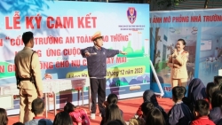 Học sinh THCS Láng Hạ hào hứng đóng vai cảnh sát giao thông