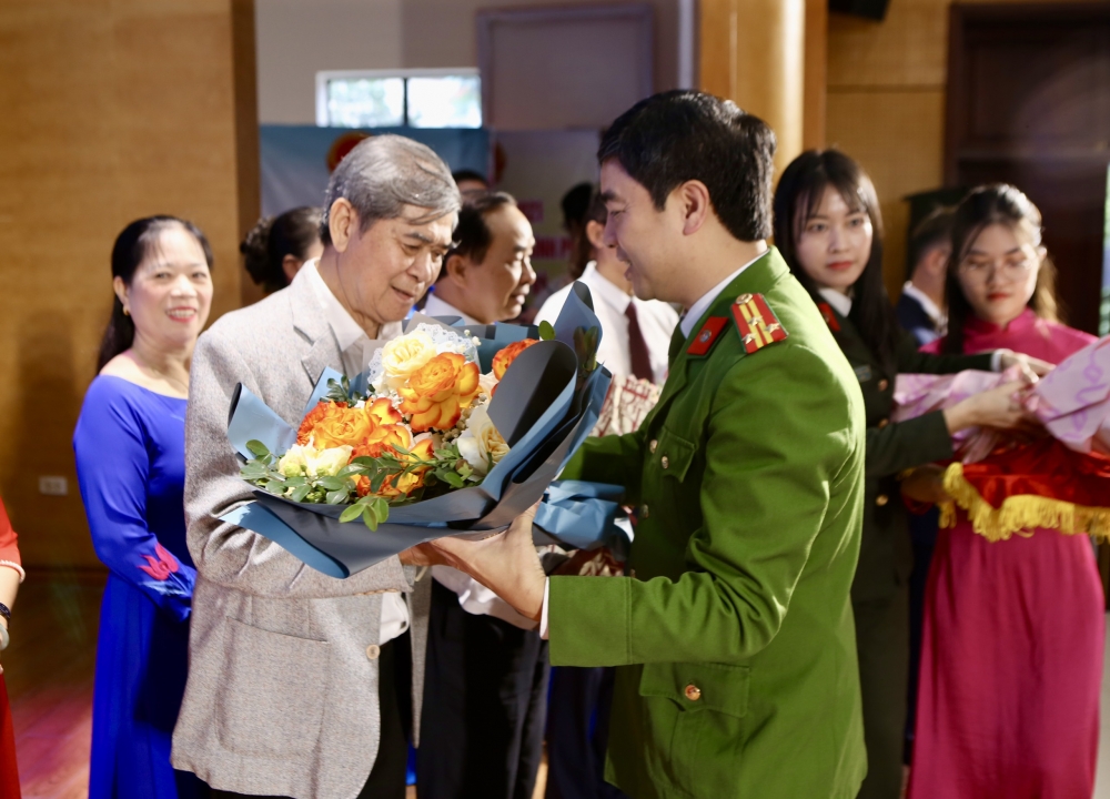 Trưởng Công an quận Tây Hồ Thượng tá Nguyễn Hữu Khánh - Cơ quan thường trực Ban Chỉ đạo tặng hoa cho đại diện các đội thi