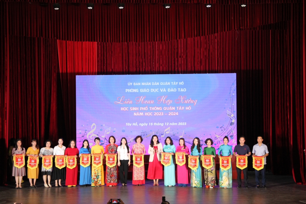 Hơn 400 học sinh tham gia Liên hoan hợp xướng quận Tây Hồ Hơn 400 học sinh tham gia Liên hoan hợp xướng quận Tây Hồ