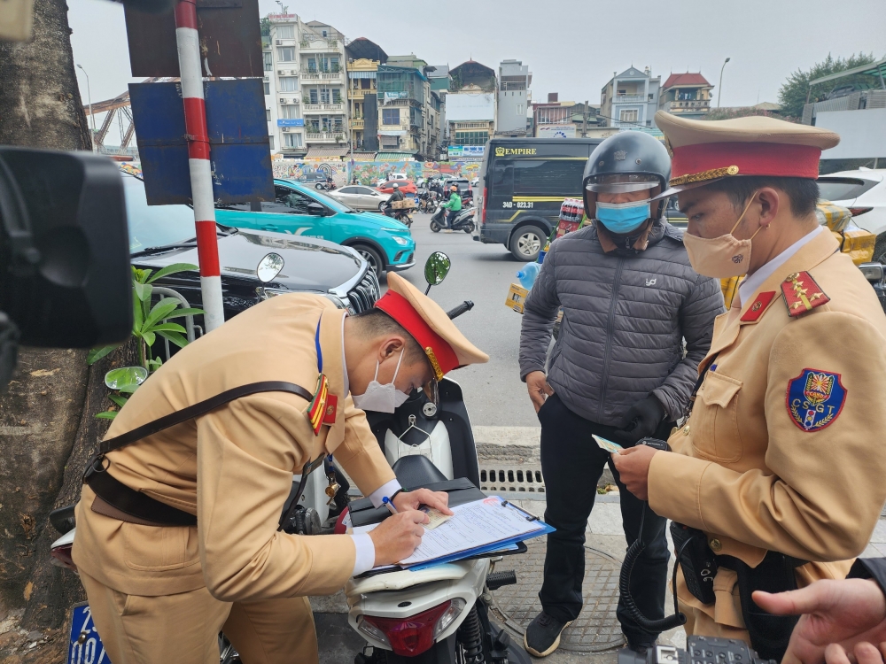 Lực lượng Cảnh sát giao thông, Công an TP Hà Nội lập biên bản xử phạt hành chính trường hợp vi phạm