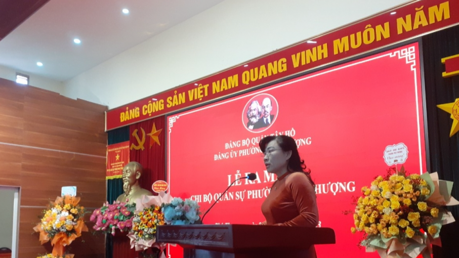 Đồng chí Trần Thị Thu Hường, thay mặt Thường trực Quận ủy Tây Hồ giao nhiệm vụ tại buổi lễ