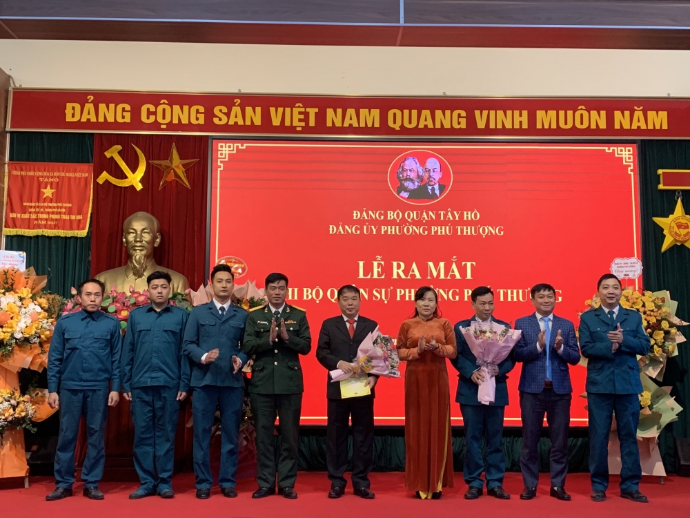 Đồng chí Trần Thị Thu Hường thay mặt Thường trực Quận ủy Tây Hồ chúc mừng Chi bộ Quân sự phường Phú Thượng