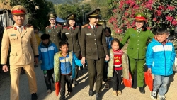 Công an quận Tây Hồ mang "hơi ấm" đến vùng khó của Sơn La