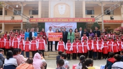 Hàng ngàn món quà ý nghĩa đến với trẻ em Lào Cai, Hà Giang ngày cận Tết