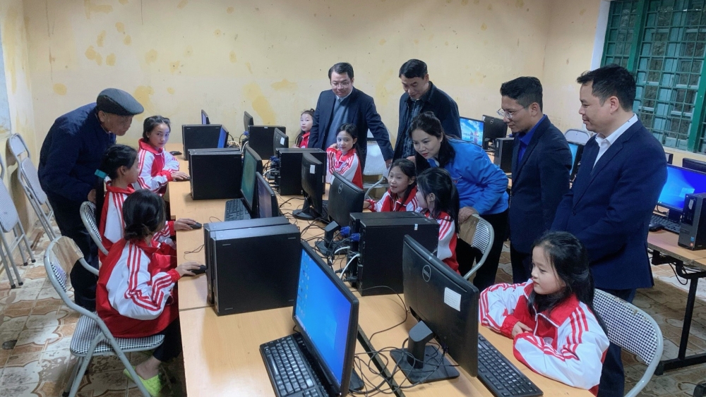 Trao phòng máy vi tính cho trường Phổ thông dân tộc bán trú Tiểu học và THCS Nậm Chạc.