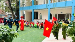 hoc sinh mam non thich thu dong vai chu bo doi