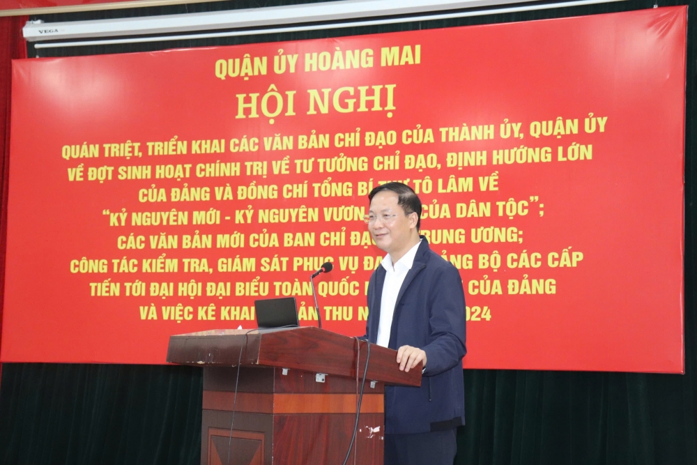 Đồng chí Nguyễn Đức Dũng - Phó Bí thư Thường trực Quận uỷ Hoàng Mai phát biểu khai mạc hội nghị