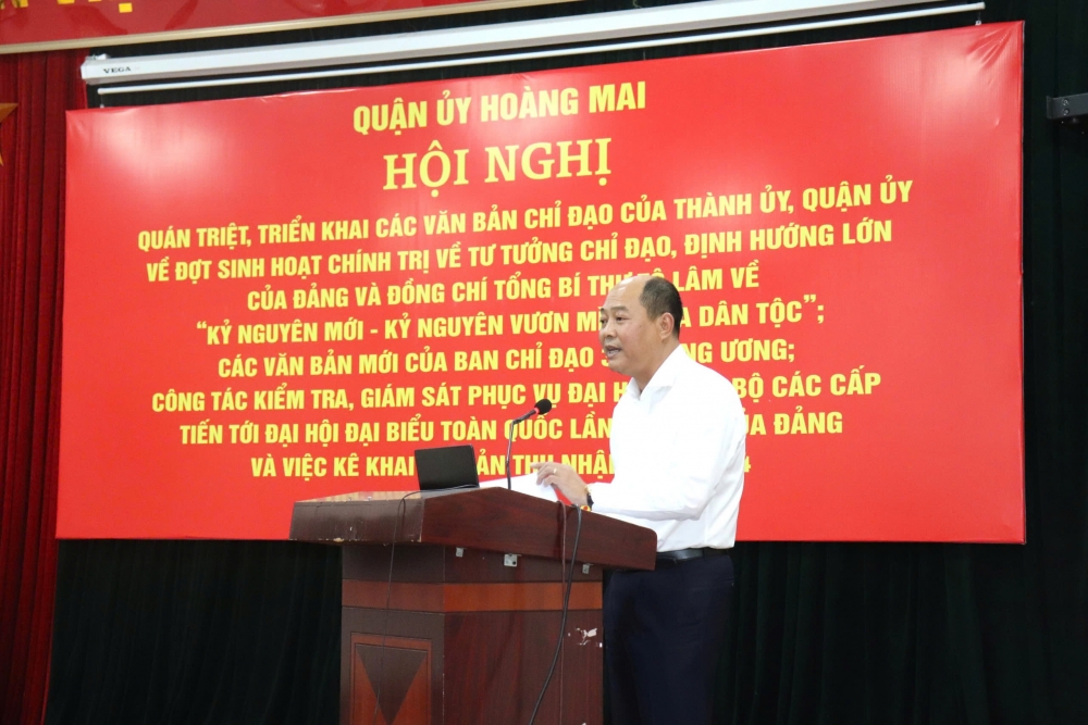 Trưởng Ban Tuyên giáo Quận ủy, Giám đốc Trung tâm Chính trị quận Hoàng Mai - đồng chí Nguyễn Tuấn Anh quán triệt nội dung hội nghị