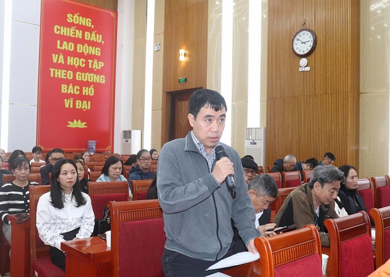 Cử tri nêu ý kiến tại buổi tiếp xúc