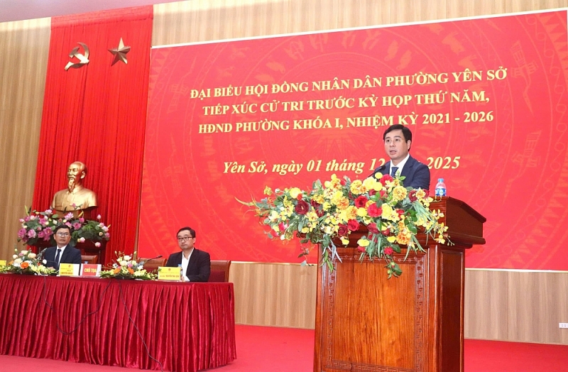 Bí thư Đảng ủy, Chủ tịch HĐND phường Nguyễn Minh Tâm phát biểu tại buổi tiếp xúc