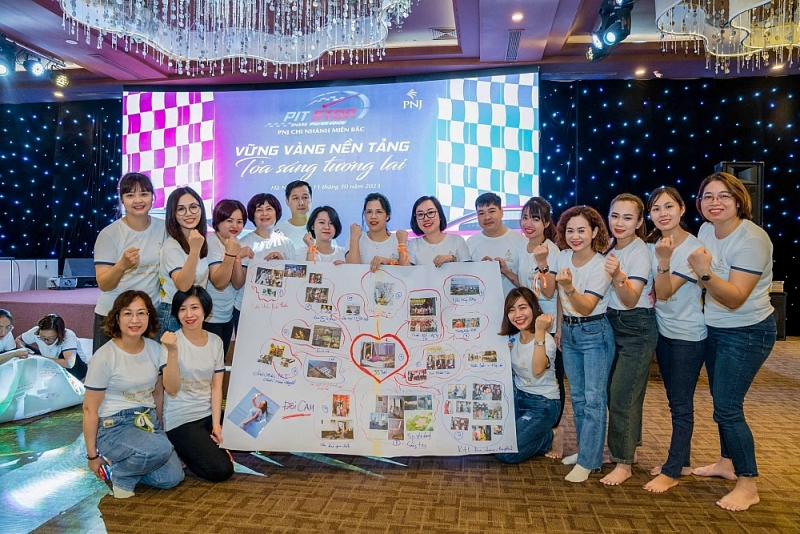 Tập thể PNJ liên tục nhấn nút “F5” tái tạo nội năng mỗi ngày. Ảnh: Gia Thịnh Tập thể PNJ liên tục nhấn nút “F5” tái tạo nội năng mỗi ngày. Ảnh: Gia Thịnh