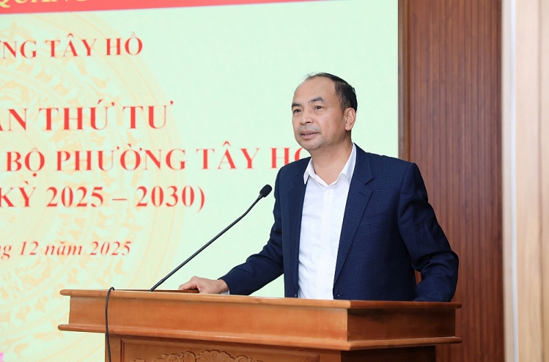 Đồng chí Nguyễn Đình Khuyến, Bí thư Đảng uỷ, Chủ tịch HĐND phường phát biểu khai mạc hội nghị