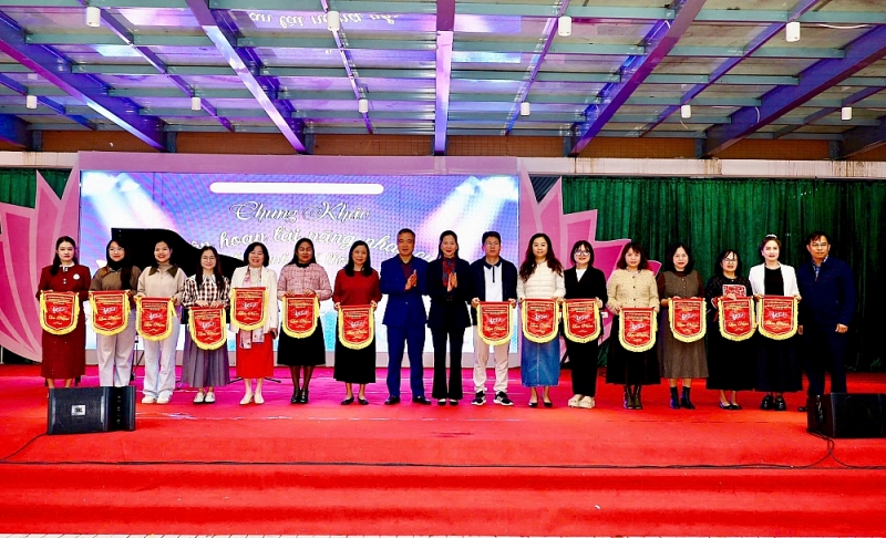 Ban Tổ chức trao cờ lưu niệm cho các đơn vị tham gia