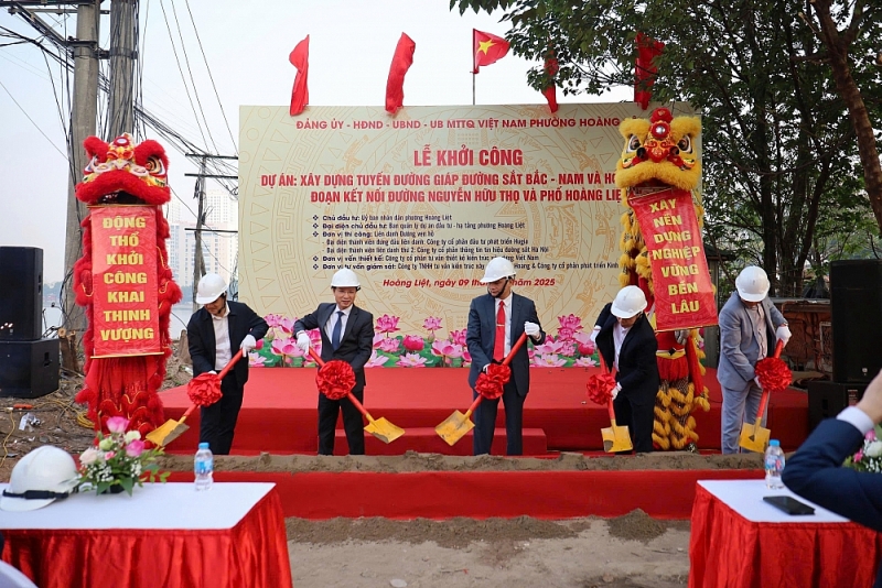 Các đại biểu thực hiện nghi thức khởi công Các đại biểu thực hiện nghi thức khởi công