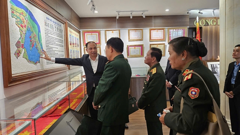 Bí thư Đảng uỷ, Chủ tịch HĐND phường Tây Hồ giới thiệu về Tây Hồ Bí thư Đảng uỷ, Chủ tịch HĐND phường Tây Hồ giới thiệu về Tây Hồ