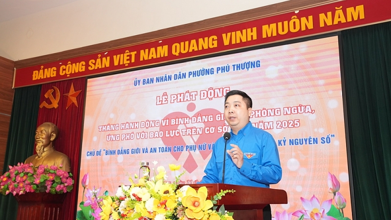 Bí thư Đoàn phường phát biểu hưởng ứng tại buổi lễ Bí thư Đoàn phường phát biểu hưởng ứng tại buổi lễ
