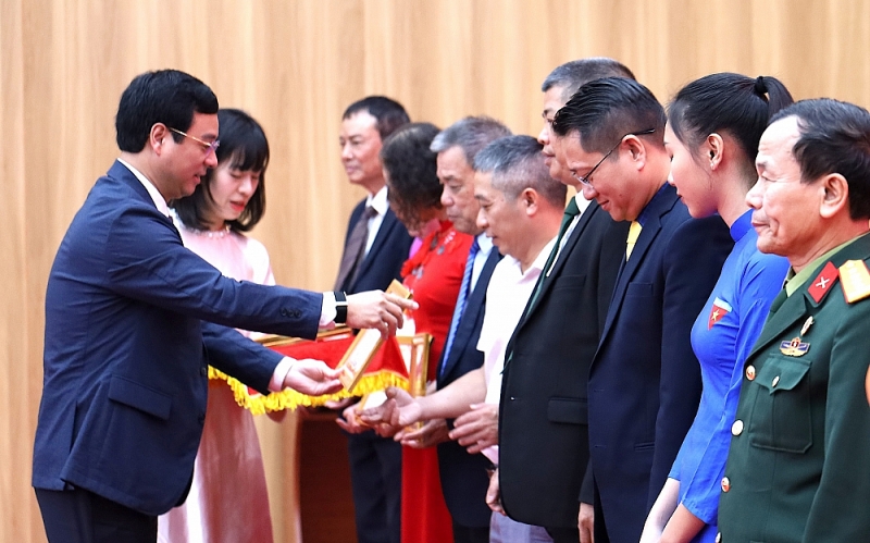 Đồng chí Nguyễn Minh Tâm, Bí thư Đảng uỷ, Chủ tịch HĐND phường trao khen thưởng cho các tập thể có thành tích trong công tác mặt trận năm 2025 Đồng chí Nguyễn Minh Tâm, Bí thư Đảng uỷ, Chủ tịch HĐND phường trao khen thưởng cho các tập thể có thành tích trong công tác mặt trận năm 2025