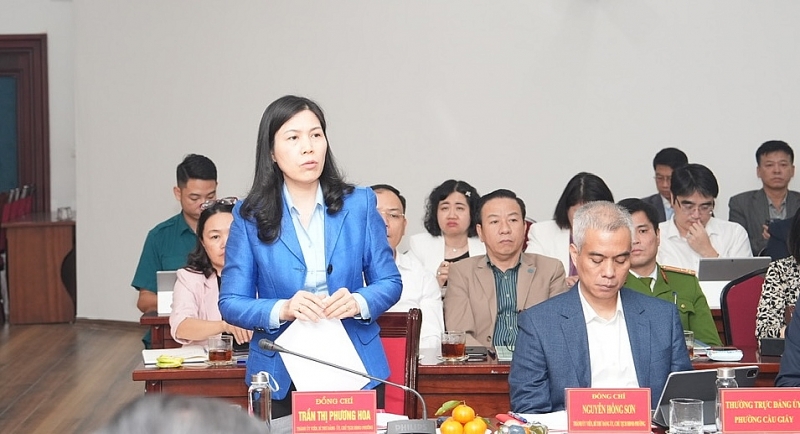 Bà Trần Thị Phương Hoa, Bí thư Đảng uỷ, Chủ tịch HĐND phường Cầu Giấy phát biểu tại buổi giám sát