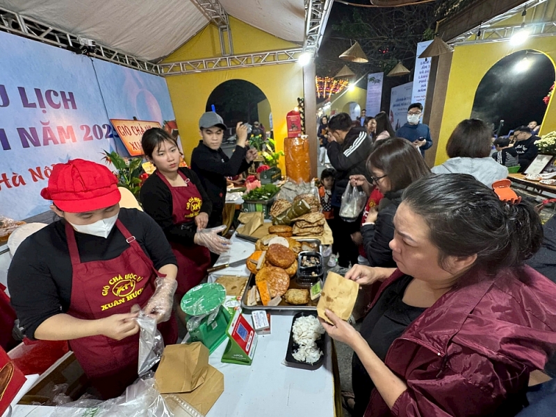 Các thực khách thưởng thức ẩm thực tại liên hoan Các thực khách thưởng thức ẩm thực tại liên hoan