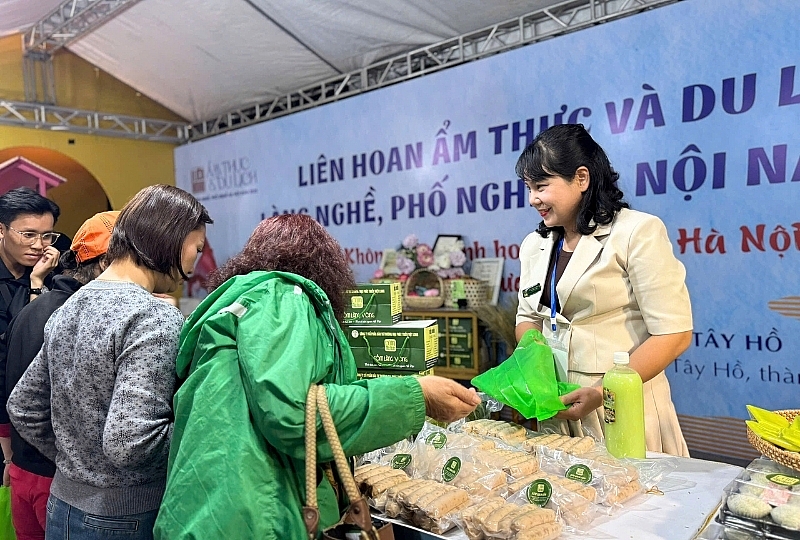 Gian hàng Cốm Mộc Huyền luôn đông thực khách Gian hàng Cốm Mộc Huyền luôn đông thực khách