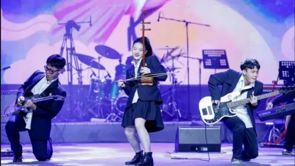 Mỗi học sinh biết chơi một nhạc cụ - Hà Nội “bắt nhịp” từ những sân khấu học đường