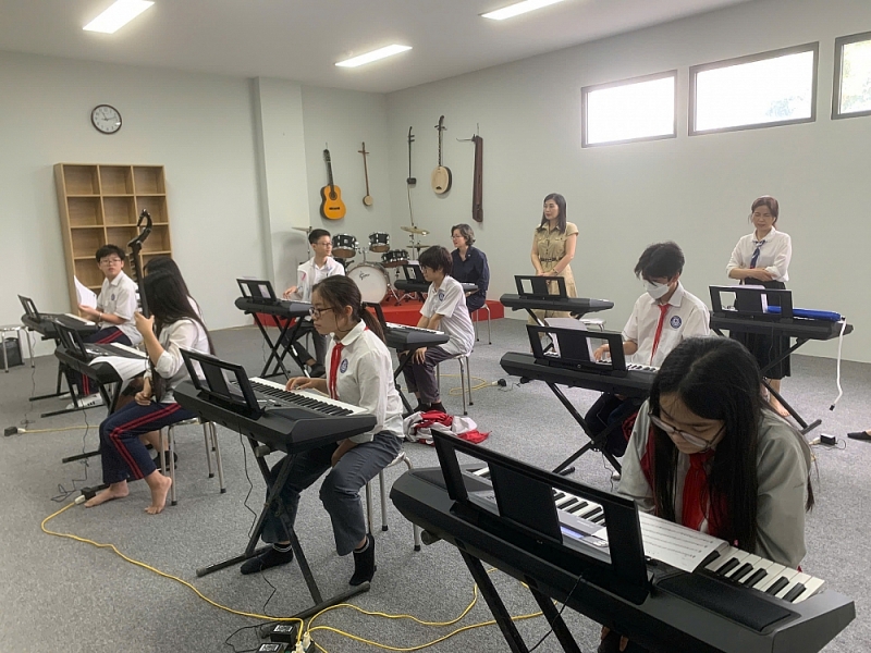 Mỗi học sinh biết chơi một nhạc cụ - Hà Nội “bắt nhịp” từ những sân khấu học đường Mỗi học sinh biết chơi một nhạc cụ - Hà Nội “bắt nhịp” từ những sân khấu học đường