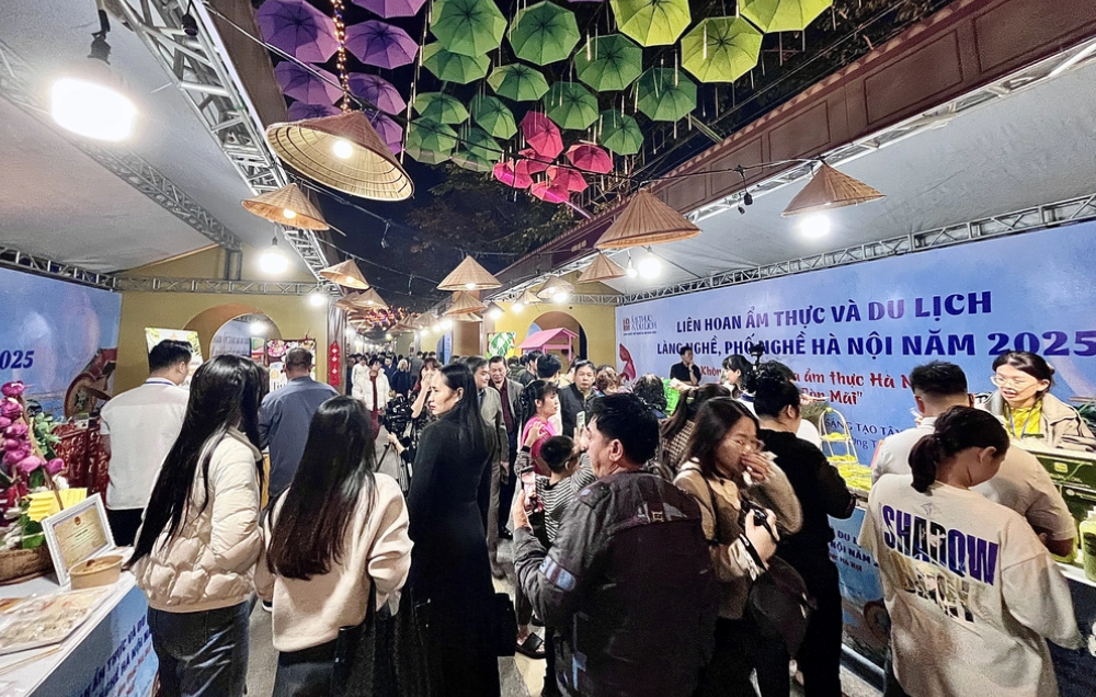 Đông đảo du khách đến Liên hoan Ẩm thực và Du lịch làng nghề, phố nghề 2025