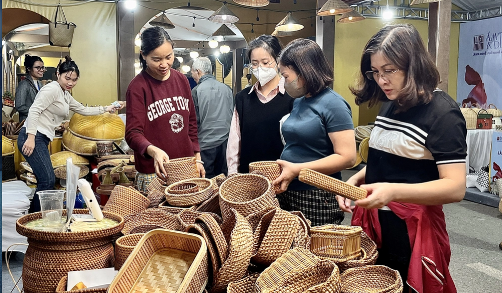 Hơn 30.000 lượt khách đến Liên hoan Ẩm thực và Du lịch làng nghề, phố nghề 2025 Hơn 30.000 lượt khách đến Liên hoan Ẩm thực và Du lịch làng nghề, phố nghề 2025