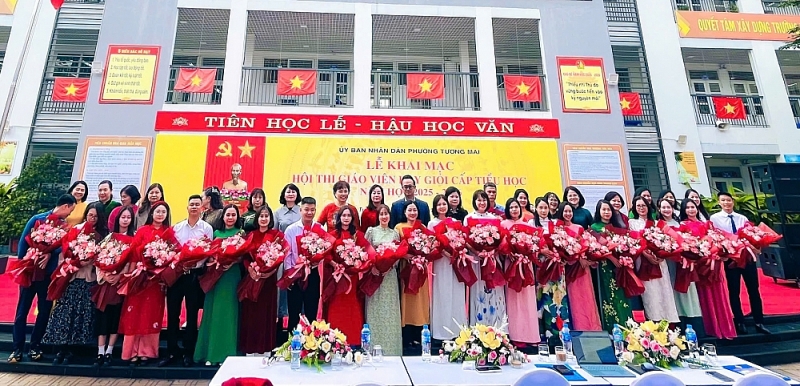 Ban Tổ chức tặng hoa các giáo viên tham dự hội thi Ban Tổ chức tặng hoa các giáo viên tham dự hội thi