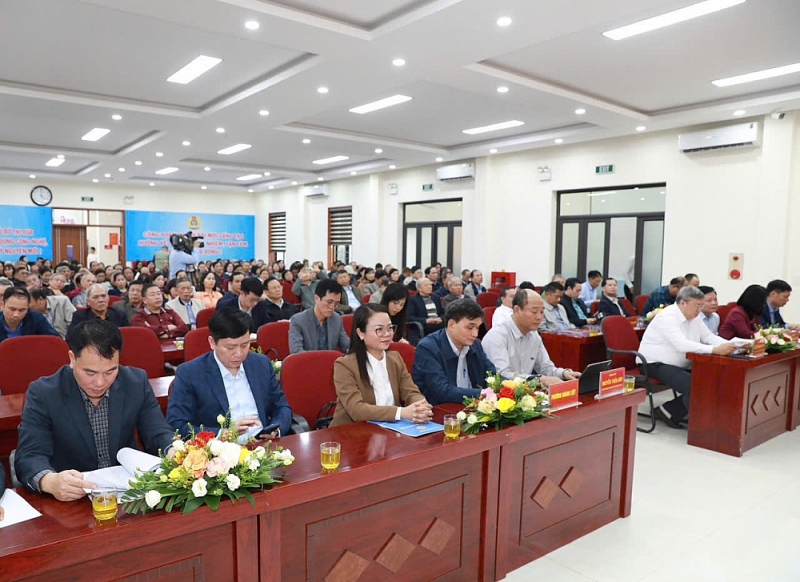 Các đại biểu dự buổi tiếp xúc