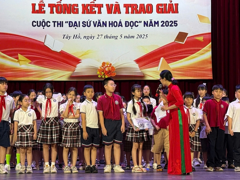 Người kể chuyện Hà Nội bằng sách