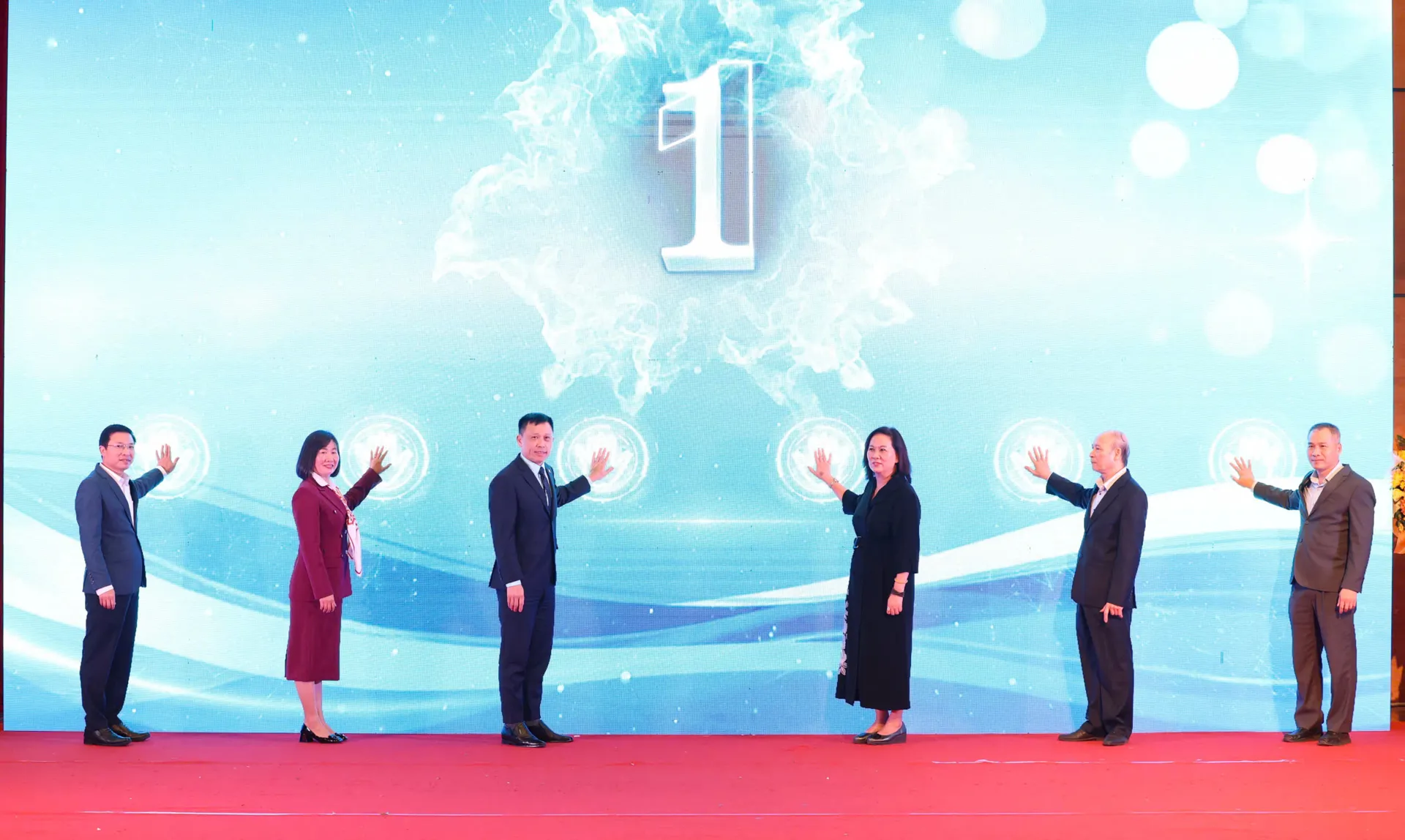 Bấm nút phát động 2026 - Vì Hà Nội sáng - xanh - sạch - đẹp