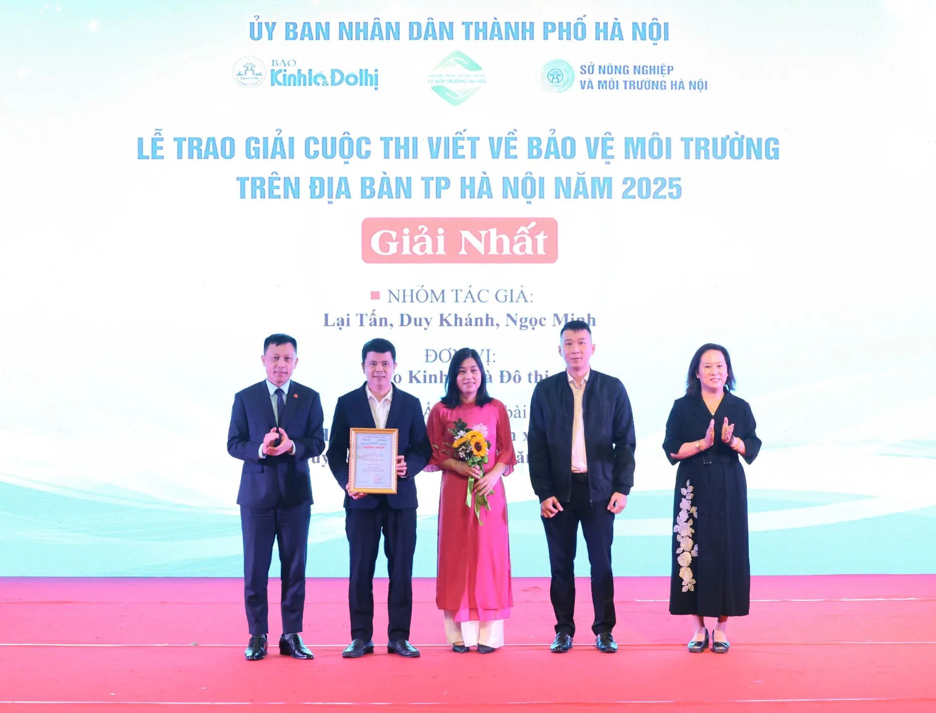 Bấm nút phát động 2026 - Vì Hà Nội sáng - xanh - sạch - đẹp