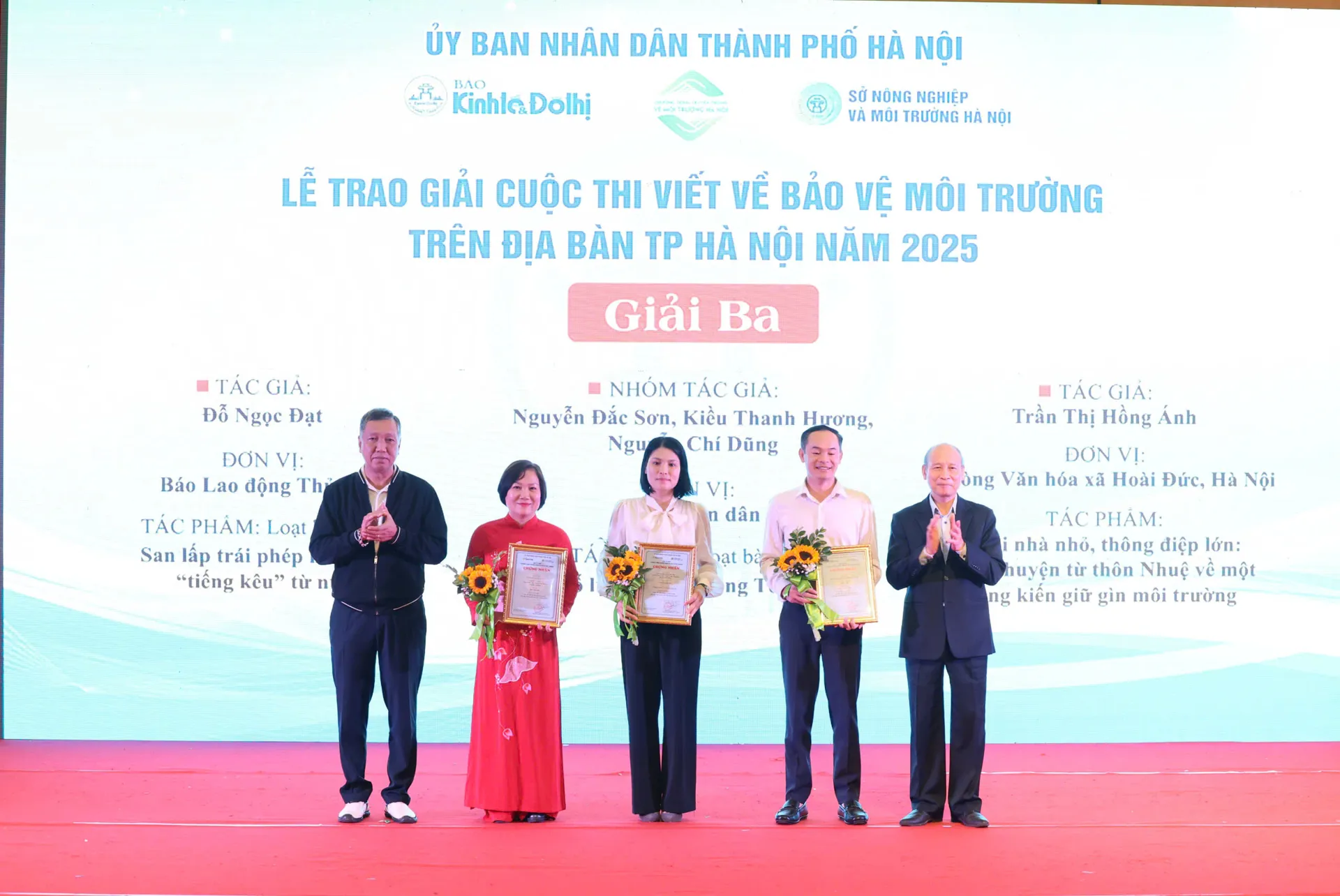 Bấm nút phát động 2026 - Vì Hà Nội sáng - xanh - sạch - đẹp